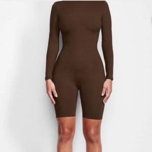 SKIMS ALL-IN-ONE LONG SLEEVE MID THIGH ONESIE | COCOA